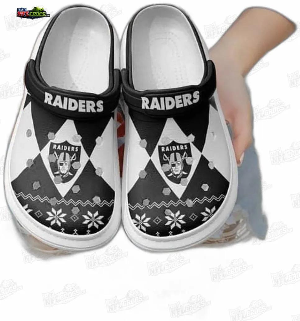 Las Vegas Raiders Winter Pattern Crocs – Black White Shield Fan Clogs Las Vegas Raiders Winter Pattern Crocs – Black White Shield Fan Clogs