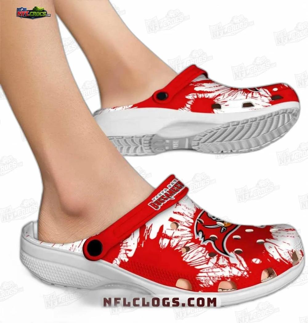 Tampa Bay Buccaneers Red Pirate Flag Splash Crocs – Football Fan Clogs Tampa Bay Buccaneers Red Pirate Flag Splash Crocs – Football Fan Clogs